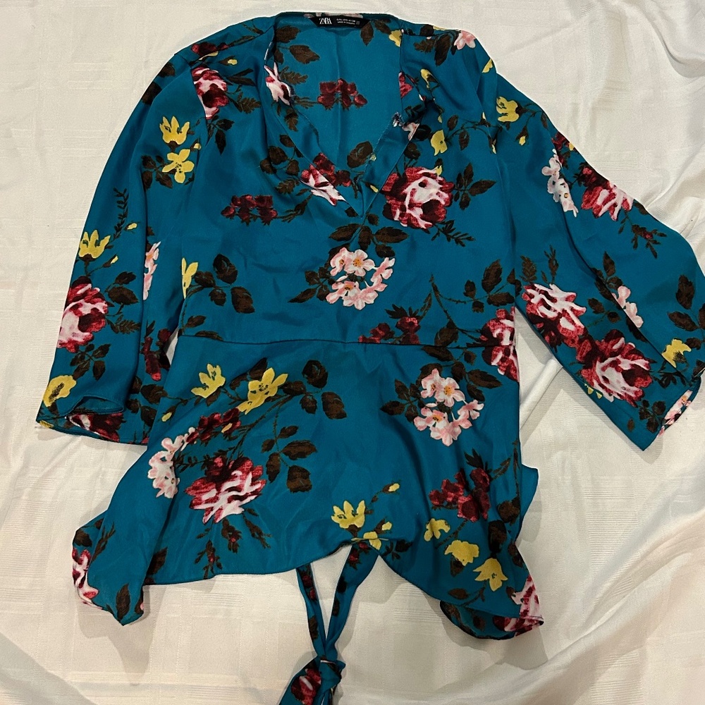 Zara Women’s blue floral print belted satin shirt